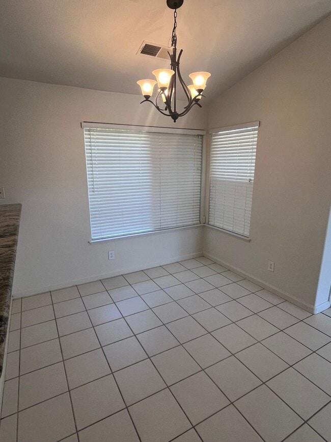 Building Photo - ADORABLE 3 BEDROOM HOUSE WITH POOL!