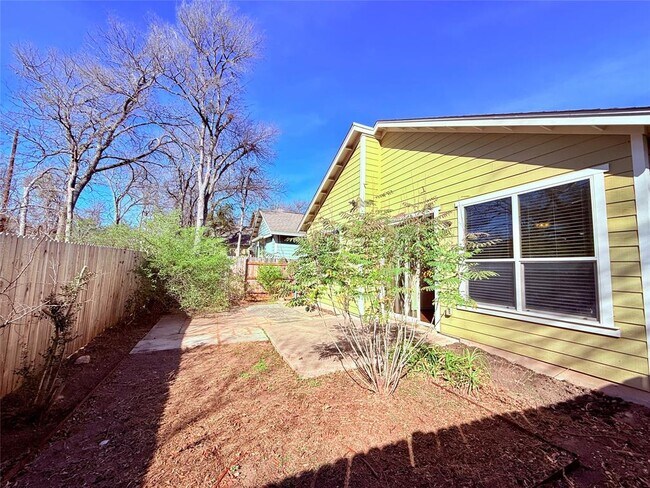 Building Photo - 2505 Amur Dr