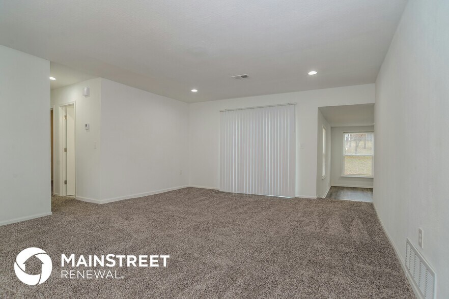 Building Photo - 7411 NW Oak Dr