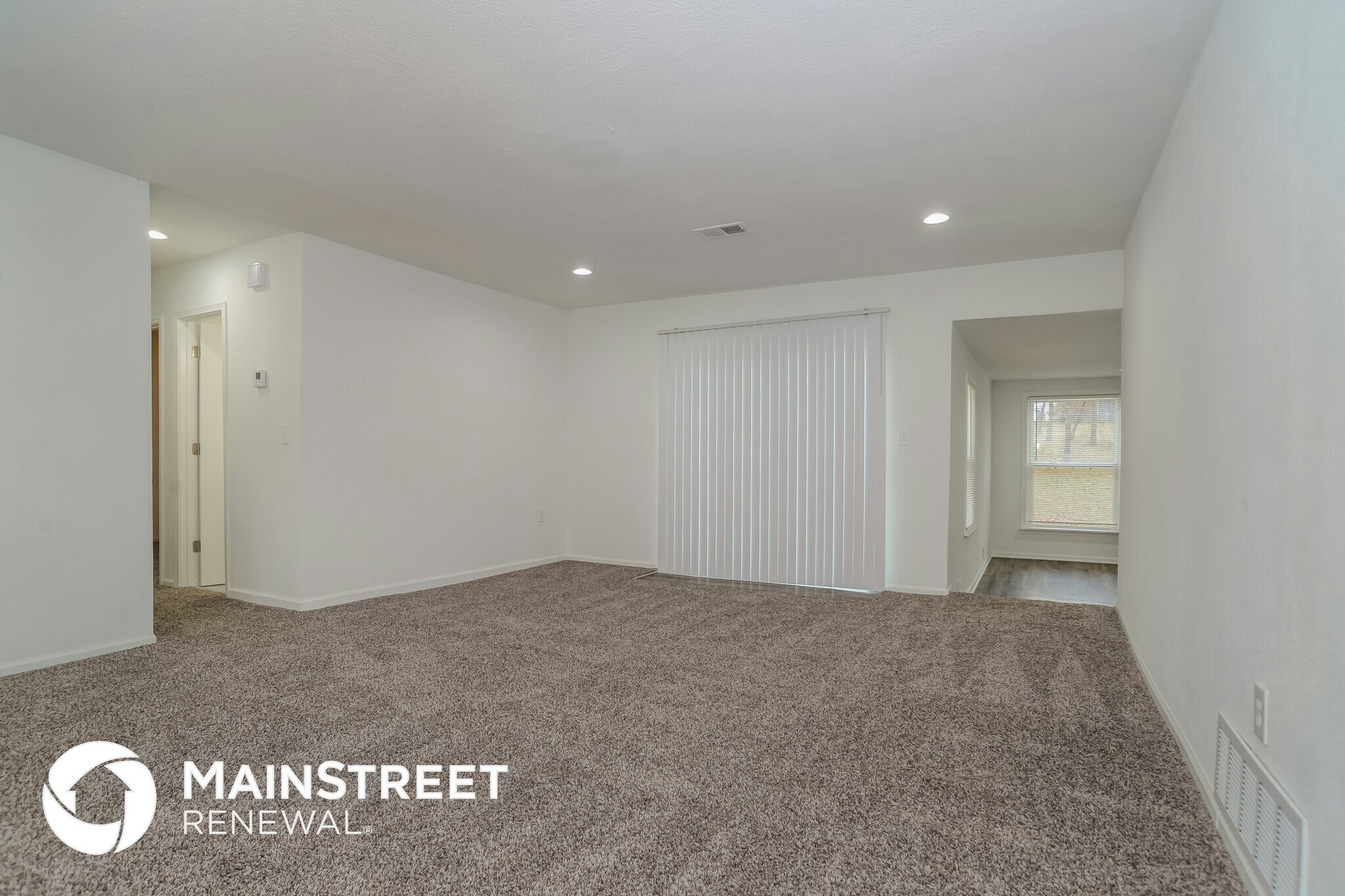 Building Photo - 7411 NW Oak Dr