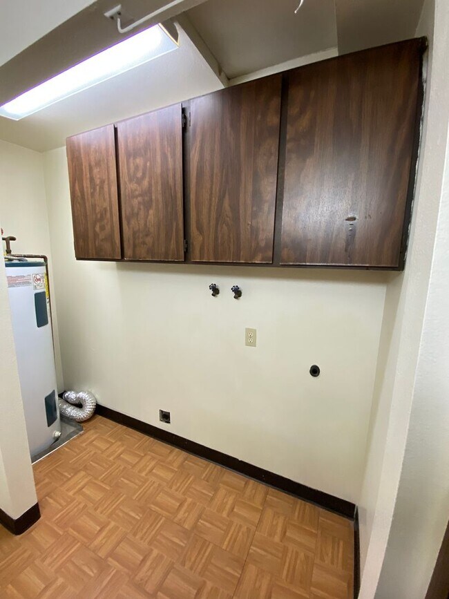 Building Photo - Ash St. Duplex