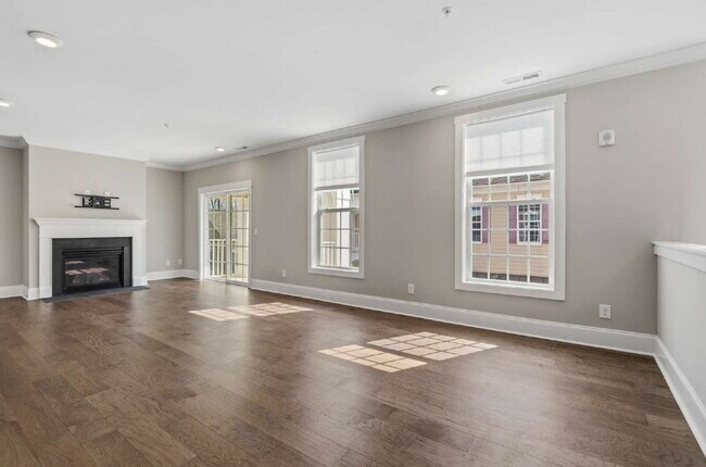 Building Photo - Luxury Townhome with Elevator and Rooftop Terrace