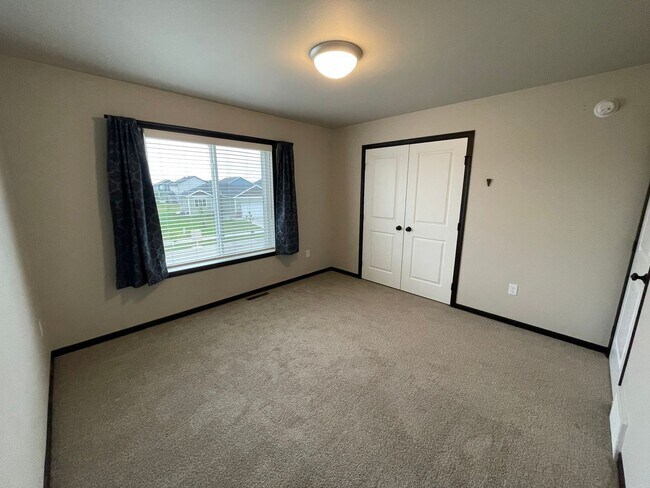 Building Photo - Spacious 4 Bed, 3 Bath Home in West Fargo