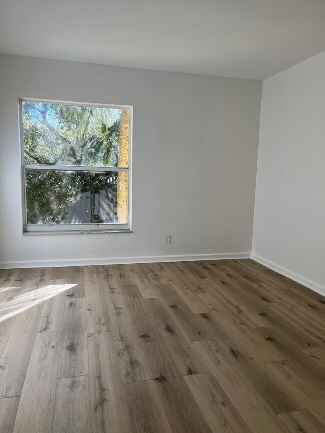 Building Photo - 480 NW 20th St