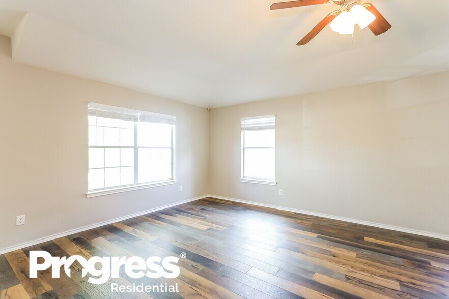 Building Photo - 610 Point Meadow