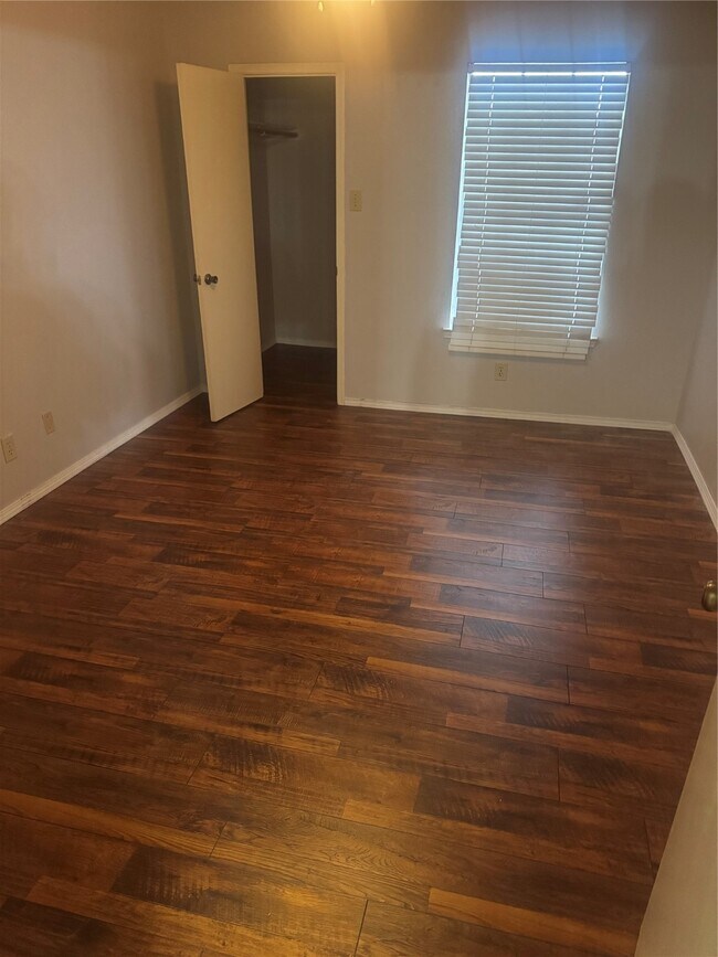 Building Photo - 9700 Leawood Blvd