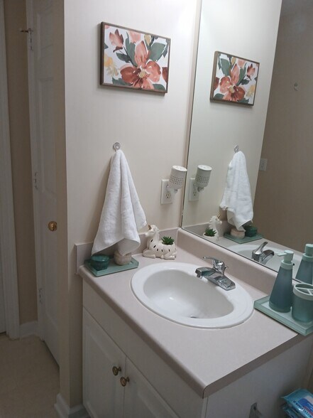 Large 2nd bathroom - 100 Kensington Blvd