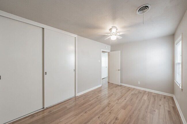 Building Photo - 3 Bedroom, 1.5 Bathroom in West Worth Village