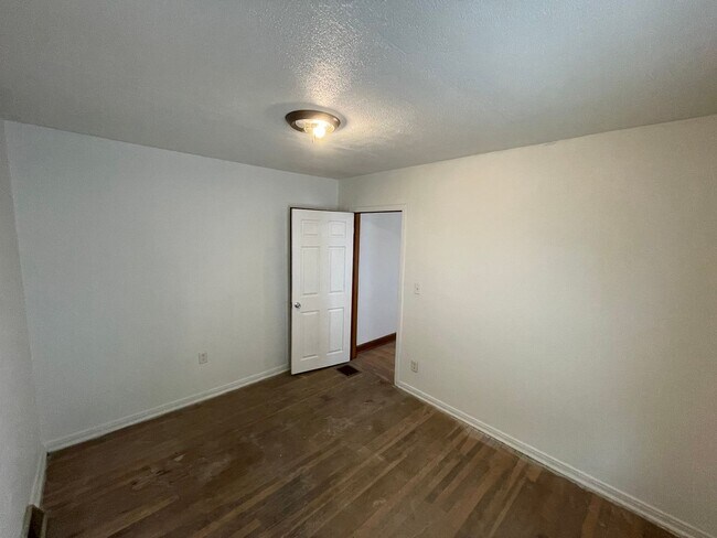 Building Photo - 2-Bedroom House - Section 8