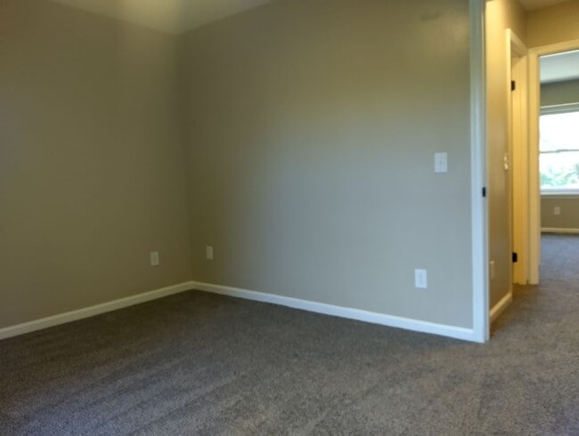 Building Photo - Spacious 2bd/1.5ba townhome
