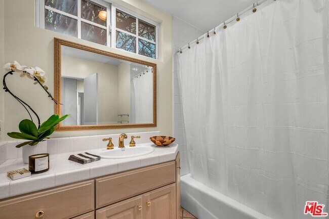 Building Photo - 125 S Saltair Ave