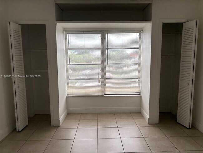 Building Photo - 4164 Inverrary Dr