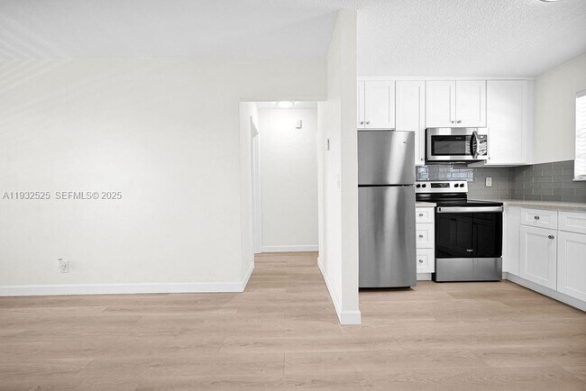 Building Photo - 1301 N 12th Ct