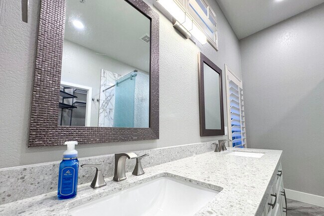 Building Photo - 3Bed/2.5 Ba House in Gated Community in No...