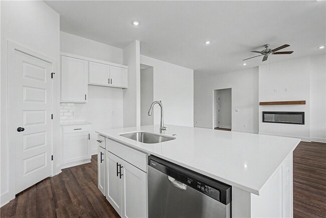 Building Photo - 512 W Canada Dr