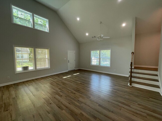 Building Photo - 5 Bed Home Available August 2026!