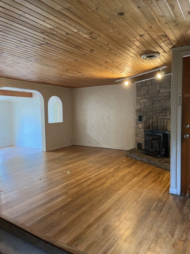 Building Photo - STUDENTS WELCOME! Spacious Ranch Home Across from City Park!