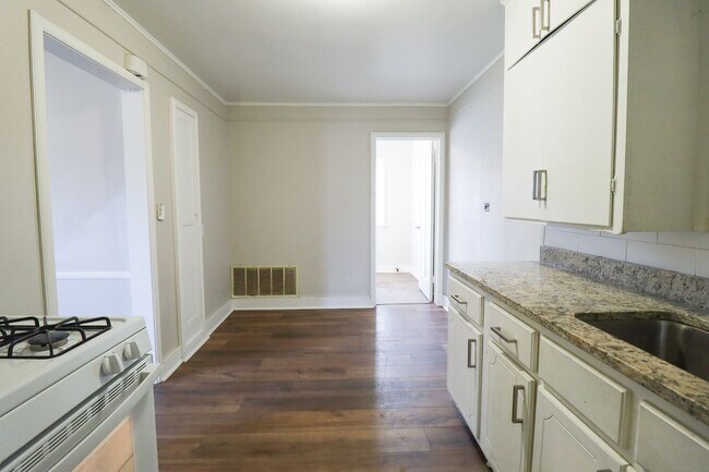 Building Photo - Section 8 Welcome! 2/1 Ready for Immediate Move In!!