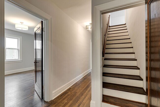 Building Photo - Charming Renovated East Nashville Home wit...