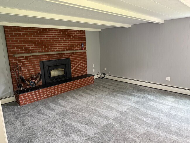 Building Photo - 3 bedrooms, 2 bathrooms, fenced in yard, e...