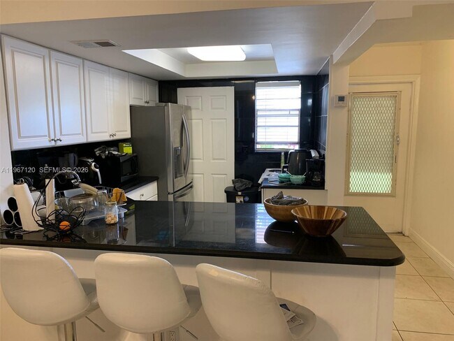 Building Photo - 1333 E Hallandale Beach Blvd