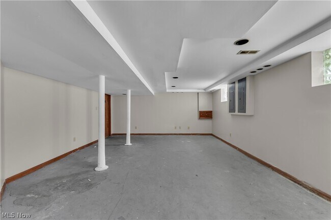 Building Photo - 1460 E 204th St