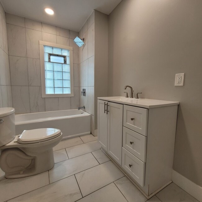 Building Photo - Single Family House 4-Bedroom, 2-Bath For ...