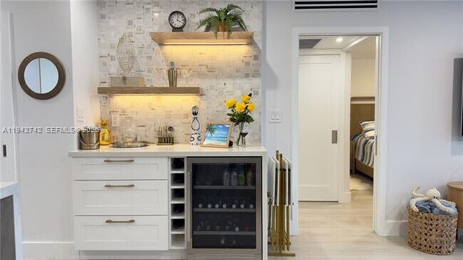 Building Photo - 5161 Collins Ave