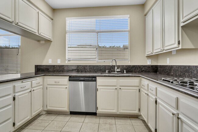 Building Photo - Beautiful 3 Bedroom/2.5 bath  detached hom...