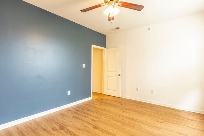 Building Photo - 710 Walker Square