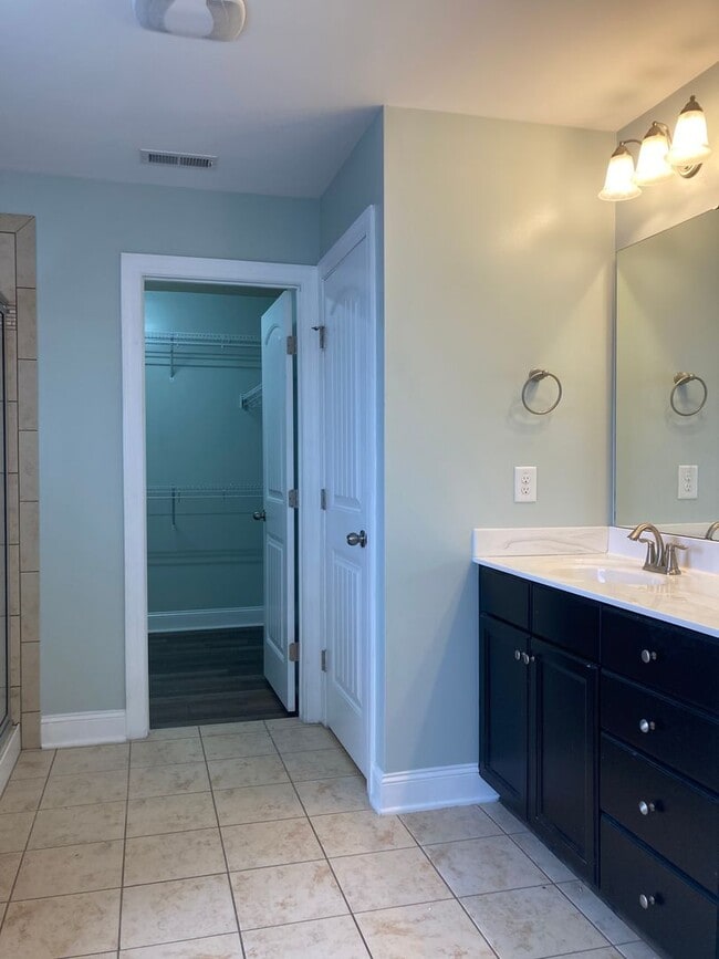 Building Photo - Immaculate 5 Bedrooms, 3.5 Bath Home Located Minutes from Shopping- Easy Commute to Sanford, Ft. ...