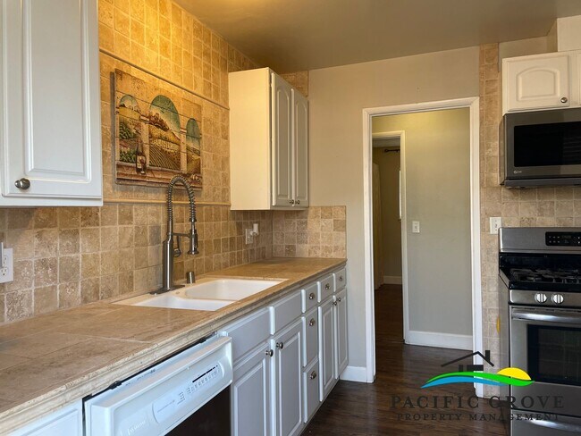 Building Photo - Updated Three Bedroom