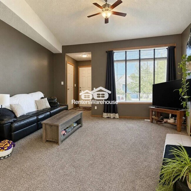 Building Photo - 2BD/1.5BA Townhome in New Prague Available 8/3!