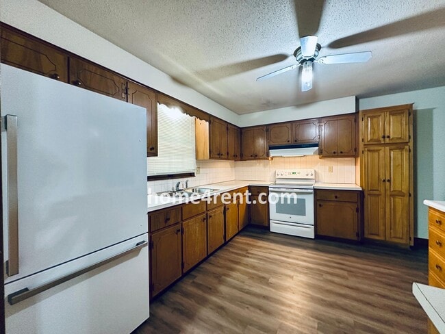 Building Photo - Charming Duplex Style Home with New Paint, Updated Floors, Finished Basement and a Quiet Back Patio!