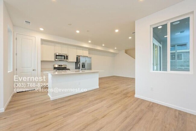 Building Photo - Spacious and Stylish Townhome with Prime L...