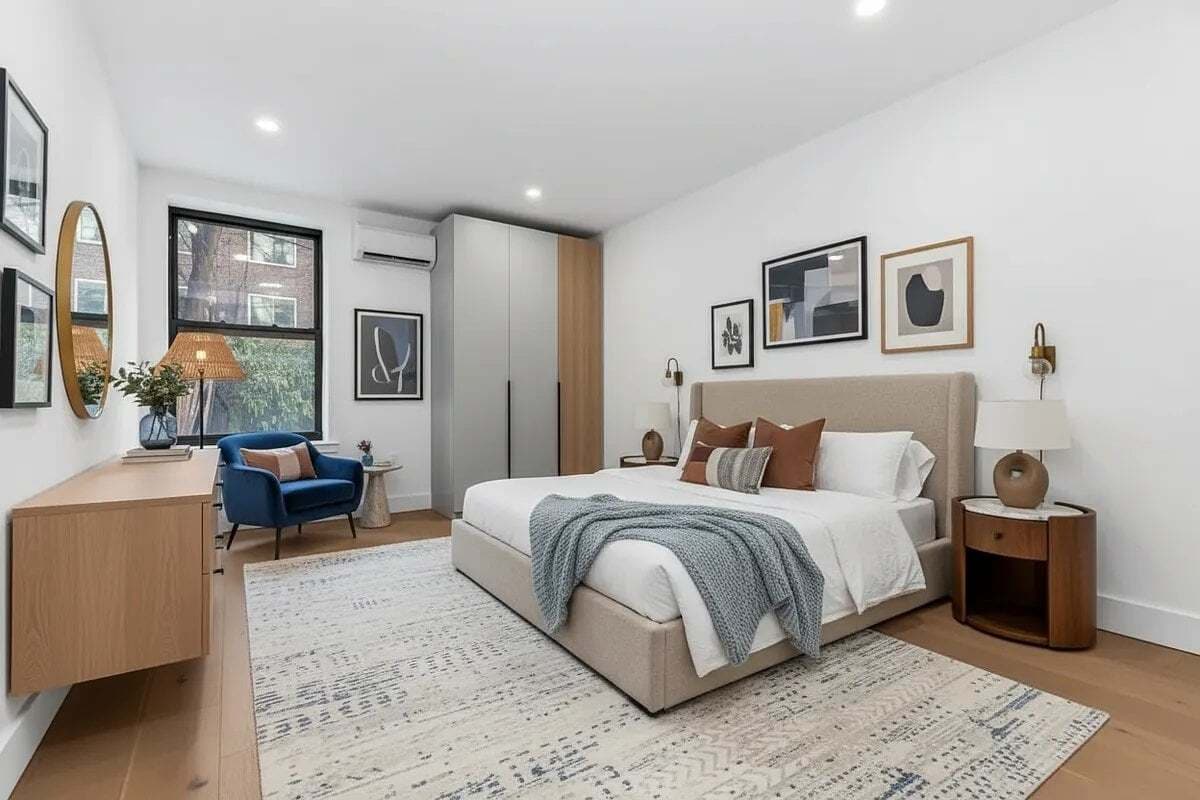 Building Photo - 166 E 7th St