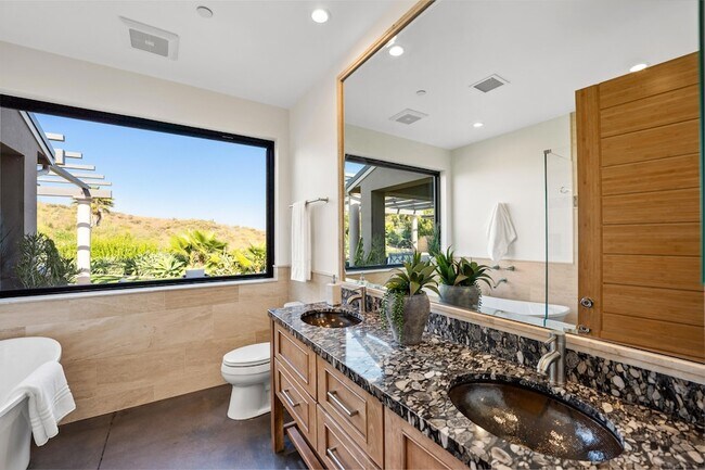 Building Photo - 5572 Rainier St