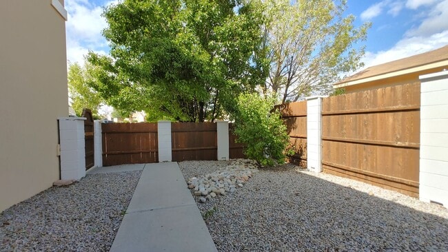 Building Photo - Large 3 Bedroom 2.5 Bathroom Located In Th...