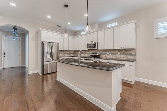 Building Photo - Stunning David weekly designed 3 BR+ OFFICE/ 2.5 BA / 2 Car executive townhouse in Hyde Park / So...