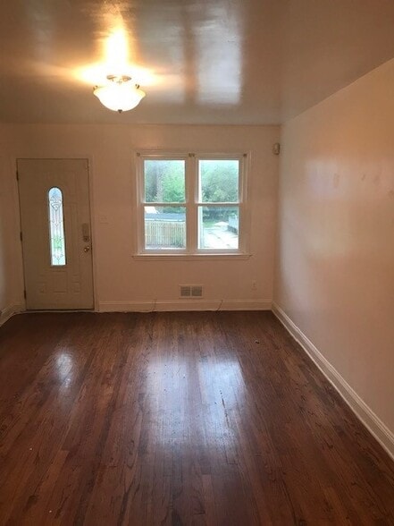 Living Room - 830 Montpelier St