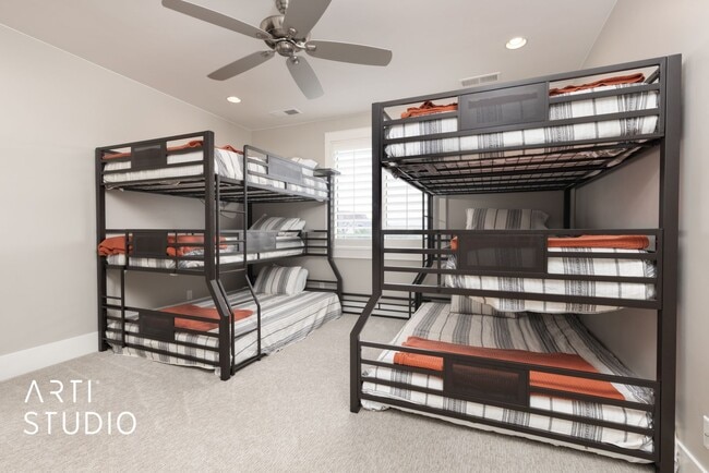 Building Photo - Fully Furnished Gorgeous 5 bed 4 bath with...