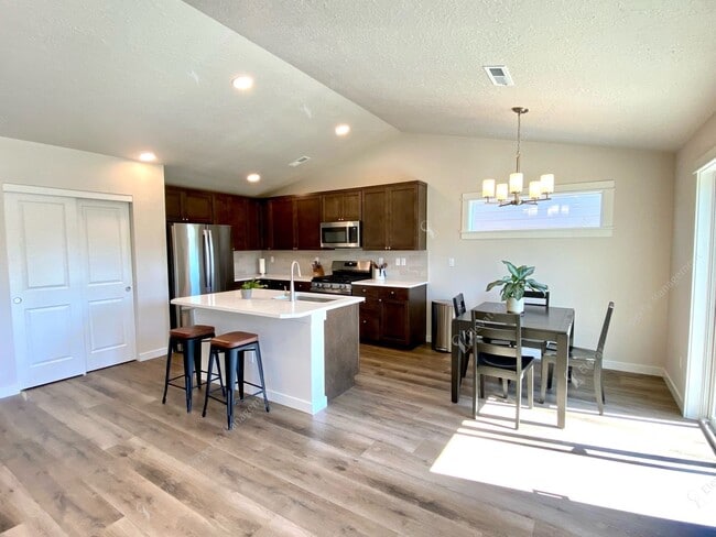 Building Photo - Modern Comfort in Northwest Redmond
