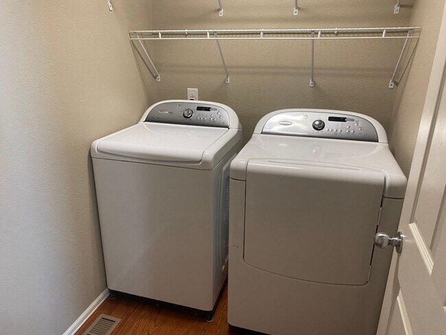 Building Photo - Charming, 3 story, 4 bed/3 bath on Corner Lot!