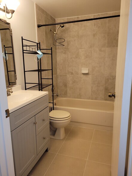 Building Photo - 4401 SW 70th Ter