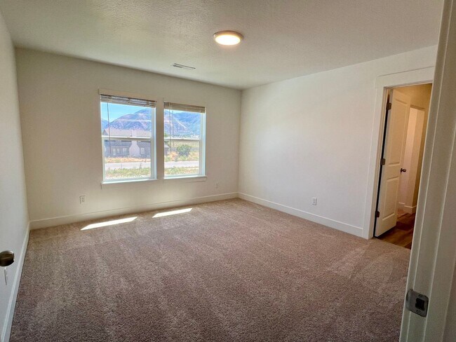 Building Photo - LOVELY TOWNHOME IN SALEM