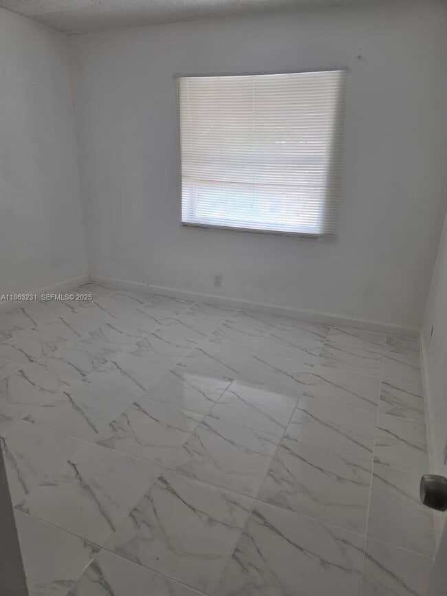 Building Photo - 1206 Seaview