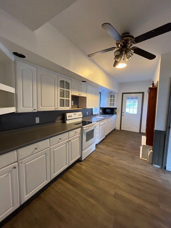 Building Photo - 485 S Walnut St