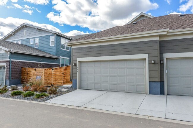 Building Photo - Beautiful 2-Bedroom, 2.5-Bath Townhome in ...