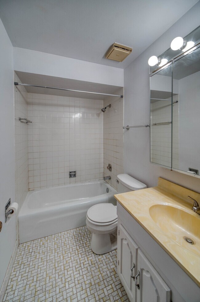 Building Photo - 8235 Poplar Ln