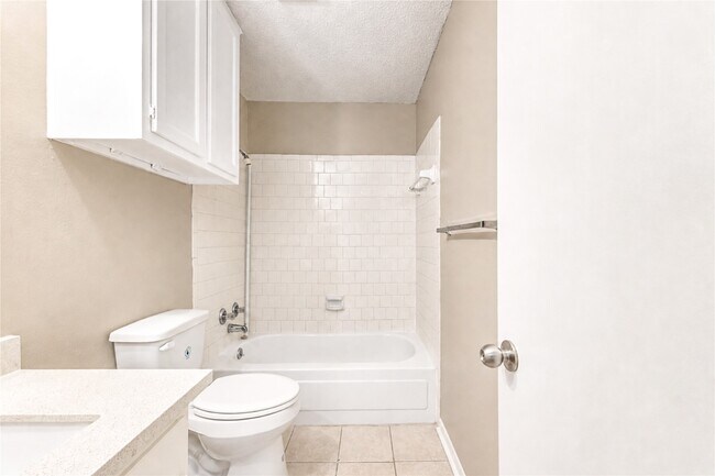 Building Photo - 212 Quaker Dr